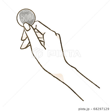 五百円玉を持つ手 68297129