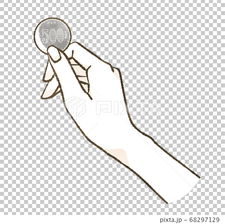 Hand holding a 500-yen coin 68297129