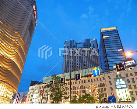 夕暮れの大阪ミナミ 南海ビルディングとなんばマルイ 68297476