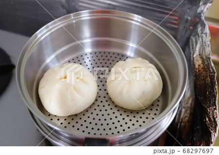 蒸し器に並べた肉まん2個 蒸し器に並べた肉まん2個 68297697