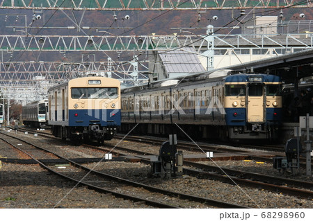 115系横須賀色とクモユニ143の並び（上諏訪駅にて） 68298960