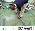 配管を交換する設備業者 68299031