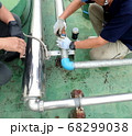 配管補修する設備業者 68299038