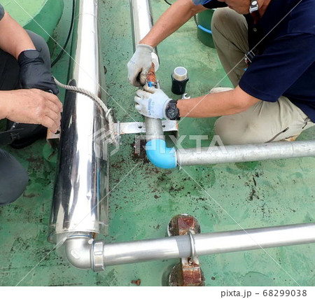 配管補修する設備業者 68299038