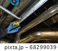 配管の寸法を測る設備業者 68299039