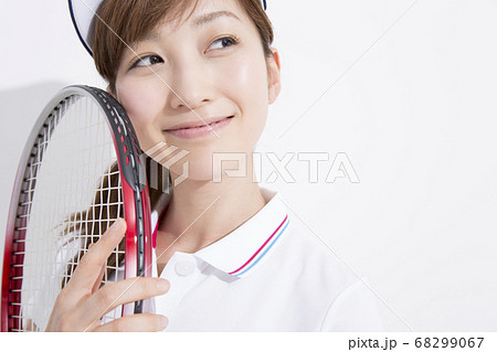 テニスをする女性 68299067