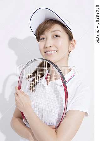 テニスをする女性 テニスをする女性 68299068