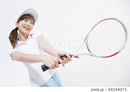 テニスをする女性 68299073