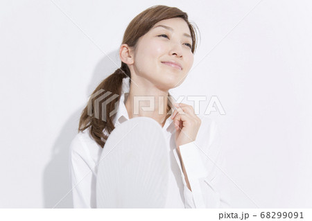 団扇で扇ぐ女性 68299091