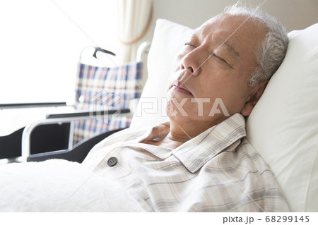 介護ベッドで眠るシニア男性 介護ベッドで眠るシニア男性 68299145