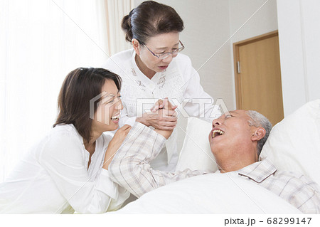 面会する家族 面会する家族 68299147