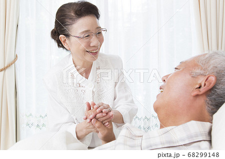 面会する夫婦 面会する夫婦 68299148