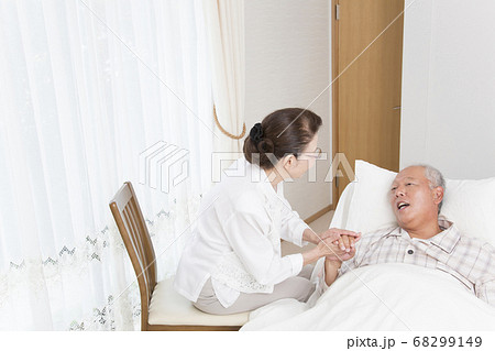 面会する夫婦 面会する夫婦 68299149