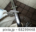 配管補修する設備業者 68299448