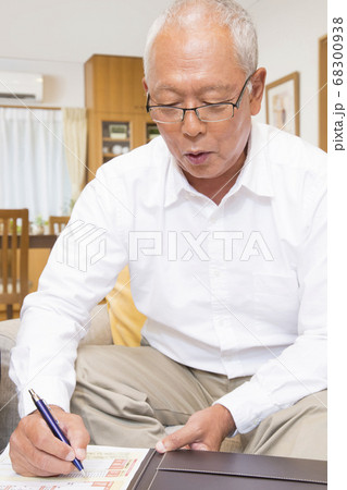書類にサインをするシニア男性 68300938