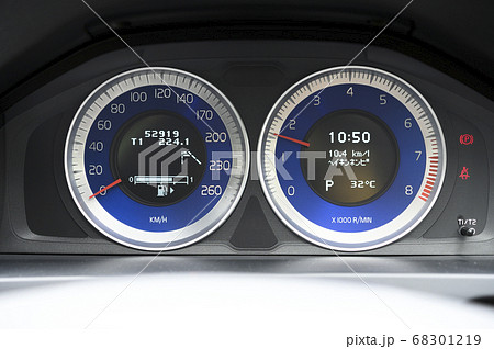 自動車のメーター 68301219