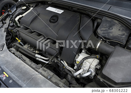 輸入車のエンジンルーム(直列6気筒) 輸入車のエンジンルーム(直列6気筒) 68301222