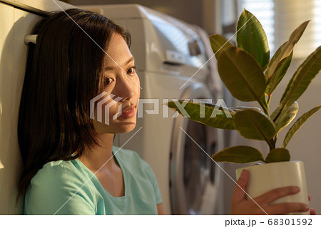 Woman lifestyle sunset 68301592
