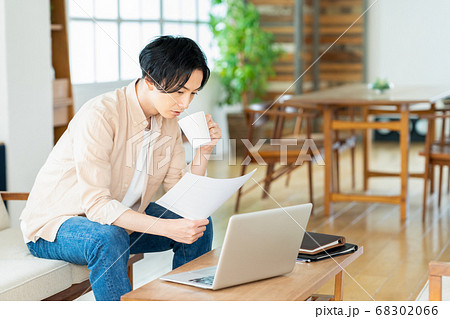 テレワーク 男性 リビング ライフスタイル カジュアル テレワーク 男性 リビング ライフスタイル カジュアル 68302066