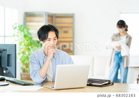 テレワーク リビング ライフスタイル 家族 親子 カジュアル テレワーク リビング ライフスタイル 家族 親子 カジュアル 68302163