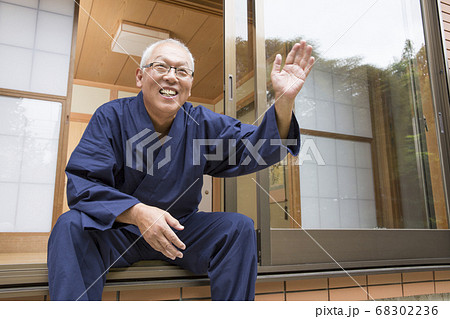 縁側に座るシニア男性の写真素材