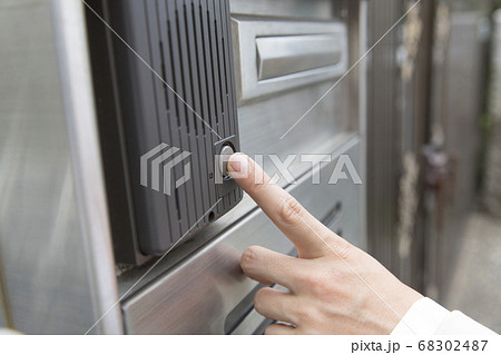 インターフォンを押す女性 68302487