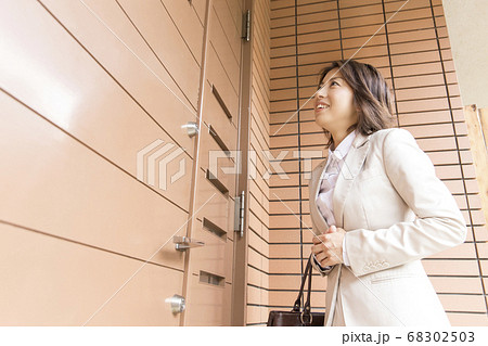 訪問販売をするOL 68302503