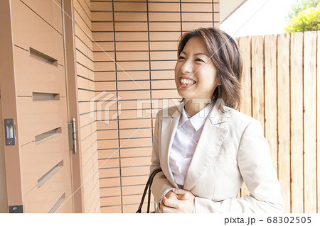 訪問販売をするOL 68302505