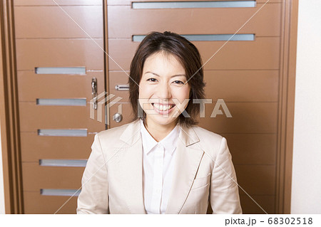 訪問販売をするOL 訪問販売をするOL 68302518