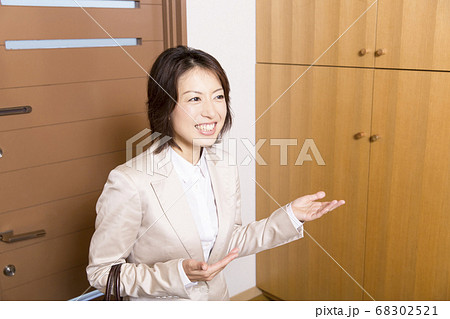 訪問販売をするOL 訪問販売をするOL 68302521