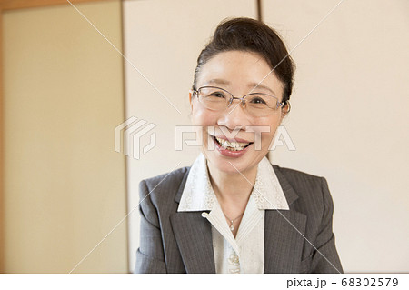 訪問販売をするOL 68302579