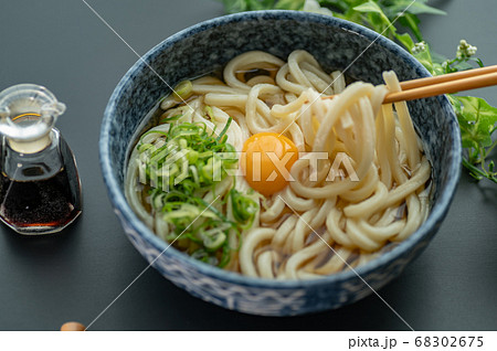 讃岐月見うどん箸でつかむ 讃岐月見うどん箸でつかむ 68302675