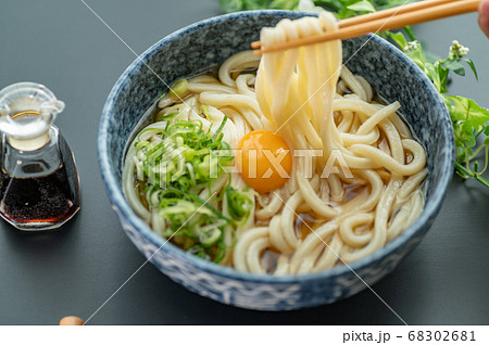 讃岐月見うどん箸でつかむ 讃岐月見うどん箸でつかむ 68302681
