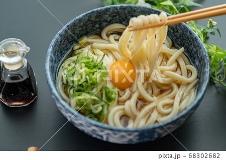 讃岐月見うどん箸でつかむ 68302682