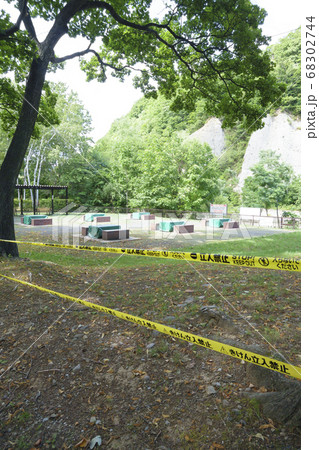 新型コロナウィルス感染拡大防止のため閉鎖された公園 68302744