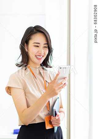 女性　オフィス　スマホ 68302908