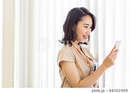 女性　オフィス　スマホ 68302909