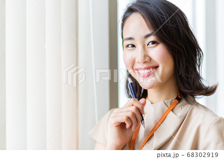 ノートを持っている女性 68302919