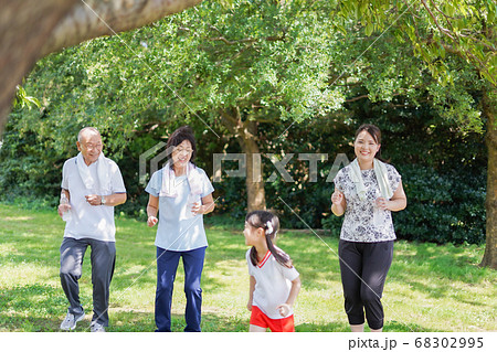 幸せなファミリー・家族イメージ 68302995