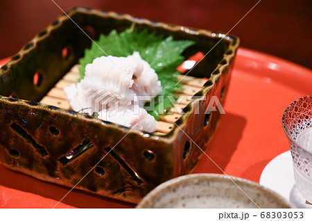 ハモの湯引き 梅肉 冷酒の写真素材