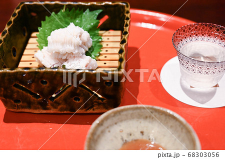 ハモの湯引き　梅肉　冷酒 68303056
