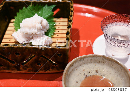 ハモの湯引き 梅肉 冷酒の写真素材