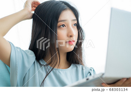 woman working and studying at home 68303134