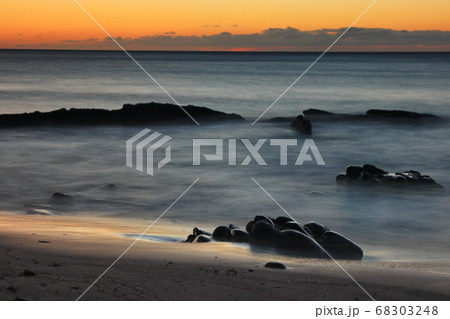 夕焼け雲 夕焼雲 海沿い 68303248