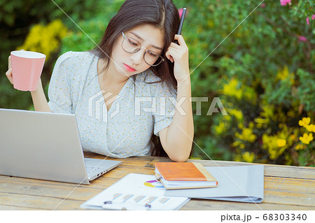 the woman is working in the garden 68303340
