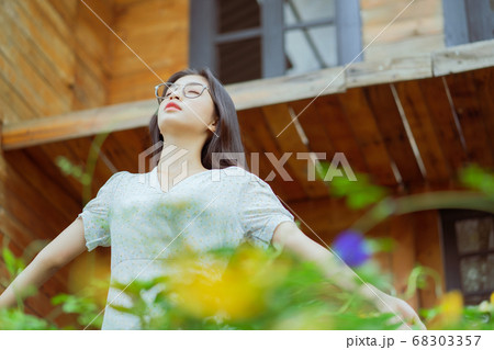 the woman is welcoming the dawn 68303357