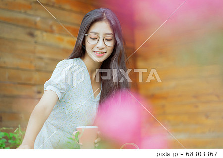 woman at dawn early morning 68303367
