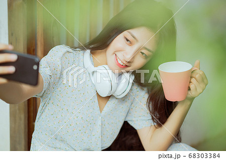 woman selfie with coffee cup 68303384