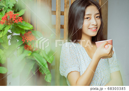 woman drinking coffee in the morning 68303385
