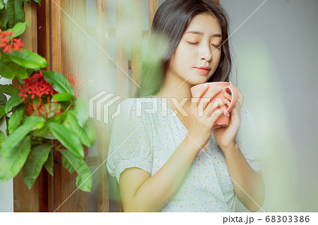 woman drinking coffee in the morning 68303386